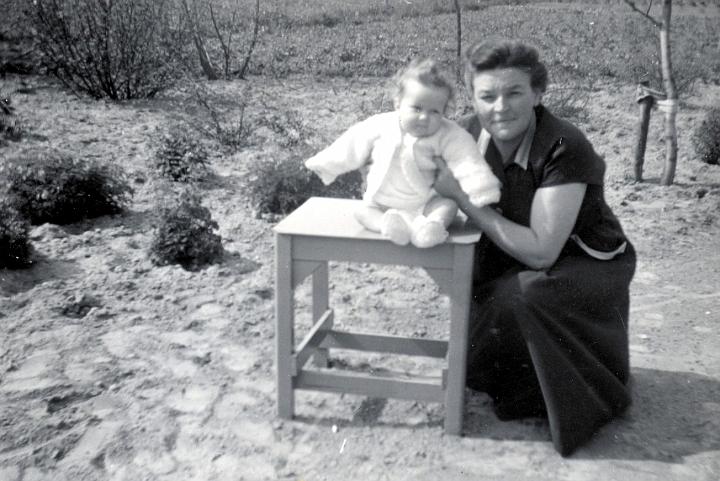 Anja en Nel 1956 B.jpg